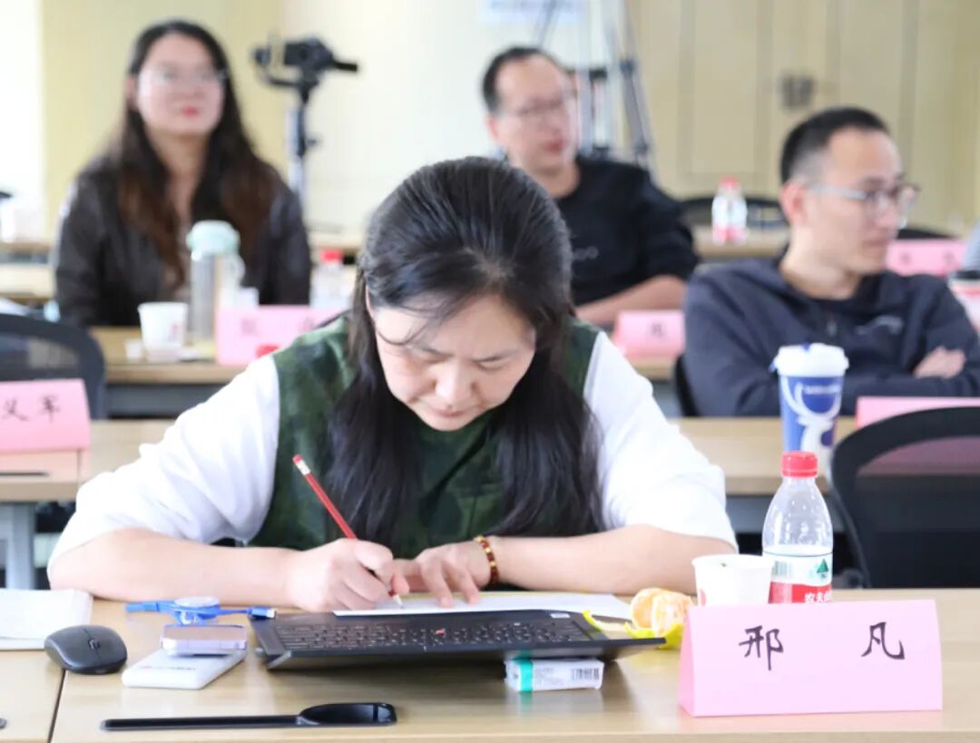 69005e1c7cb3a.jpg f0c1fc3b1bb7645431af54bf42775b3f.jpg